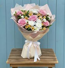 Букет цветов из:  Гвоздики, Орхидеи и Розы в Грицовский