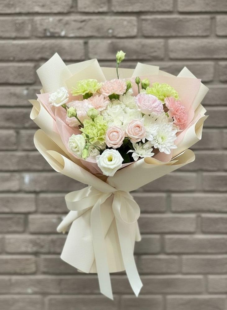 Букет цветов из: Гвоздики, Розы, Лизиантусы и Хризантемы в Грицовский