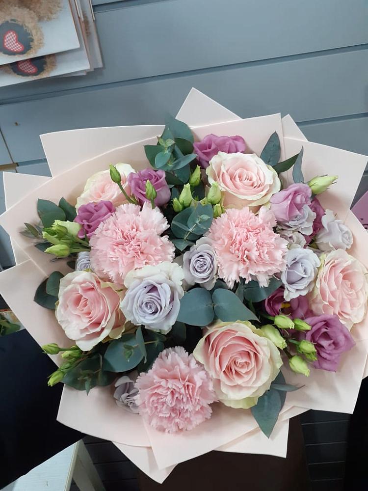 Букет цветов из: Розы, Гвоздики и Лизиантусы в Грицовский